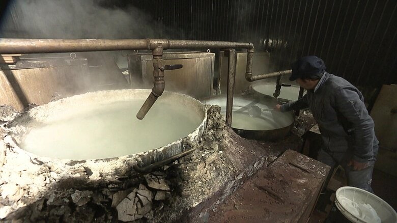 昔ながらの製法で作られる会津山塩