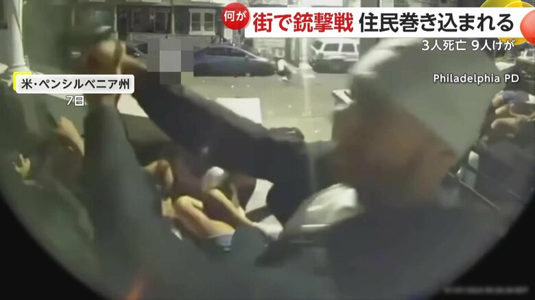 銃を撃ち続ける3人の男