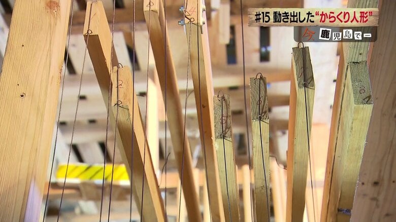 たくさんのひもや木の棒が複雑に組まれている