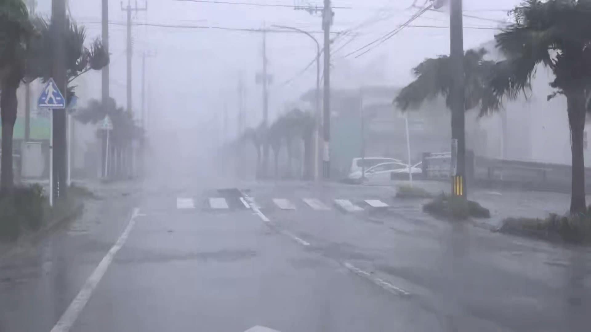 台風18号が沖縄・奄美を直撃 昨夜から大荒れの鹿児島では道路標識が折れ、住宅の壁が落ちる きょうも各地でゲリラ雷雨