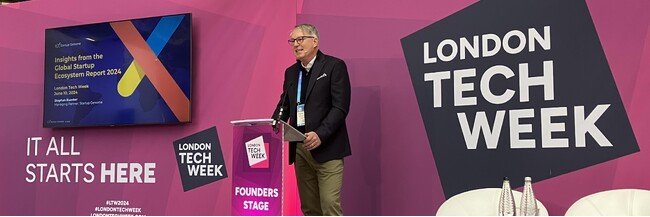 LONDON TECH WEEKにてGSER24を発表中のStartup Genome のマネージングパートナー　ステファン・クシナー