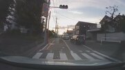 【独自】Uターン失敗でパニックに? 歩道や花壇に次々と突っ込む…ドラレコが捉えた謎の暴走事故