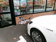 『店の中に車が突っ込んできた』80代男性が運転する車が暴走しコンビニに突っ込む…ガラス割れ外壁破損するもケガ人なし…アクセルとブレーキの踏み間違いか…警察が高齢ドライバーに注意呼びかけ〈北海道札幌市〉