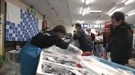 若手漁師が初企画　新鮮魚介の直売会にぎわう　秋田市