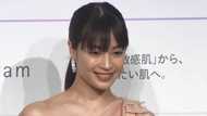 広瀬すず(21)すっぴん写真公開 大人っぽいワンショルダーで登場「今年挑戦したいことは」