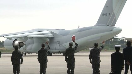 ウクライナ避難民支援物資輸送の自衛隊機が到着　物資を引き渡し