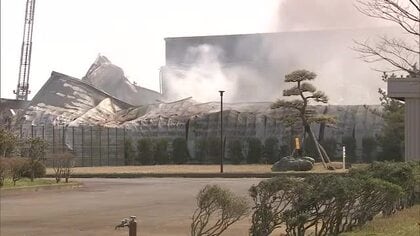 【続報】プラスチック工場で火災 通報から約6時間後に鎮圧状態に 製品保管の倉庫や隣接する精密機械工場の一部を焼く 新潟