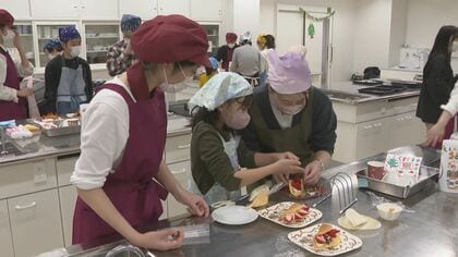 大学生考案のユニークレシピ…“八丁味噌”を使ったクリスマス向けスイーツ作り教室 生地にクリーム挟むオムレット等