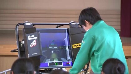 自転車の“青切符”制度導入受け、シミュレーターを使って交通ルール学ぶ　岩手・八幡平市の中学生