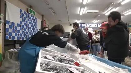 若手漁師が初企画　新鮮魚介の直売会にぎわう　秋田市