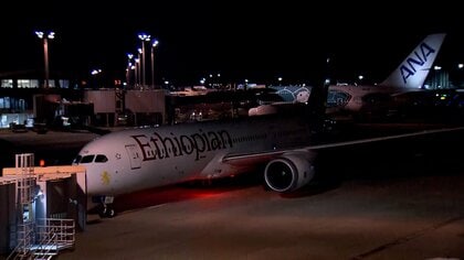 「やっと帰って来られた」と安堵の声　UAEとオマーンに滞在の日本人など107人搭乗のチャーター機が成田空港に到着