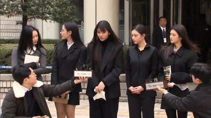 “活動中断”NewJeansの誤算…逆風で韓流トップグループなのに「韓国に居場所なくなる？」味方だった世論怒らせた二つの政治的「NG」