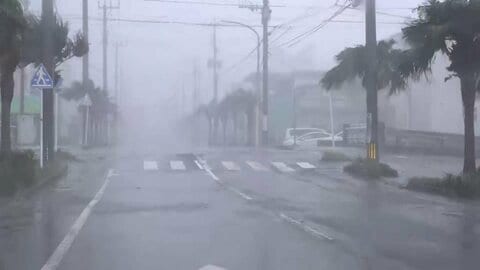 台風18号が沖縄・奄美を直撃　昨夜から大荒れの鹿児島では道路標識が折れ、住宅の壁が落ちる　きょうも各地でゲリラ雷雨