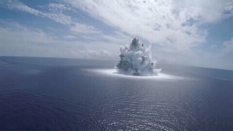 空母のそばで大爆発発生 なぜ? “地震”記録の規模