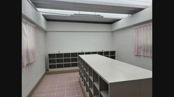 更衣室の隙間からスマホが…水泳の授業終えた女子生徒の着替えを盗撮しようとしたか 中学校の24歳体育教師を逮捕