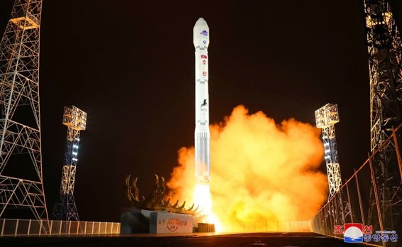 予定より早く偵察衛星を搭載して発射された「千里馬1型」(朝鮮中央通信・11月22日)