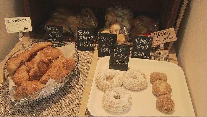 クロワッサン、ベーグル、そして具だくさんの総菜パンなどが並ぶ