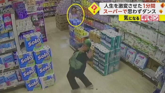 踊る女性を笑顔で見守る店員(IHA)
