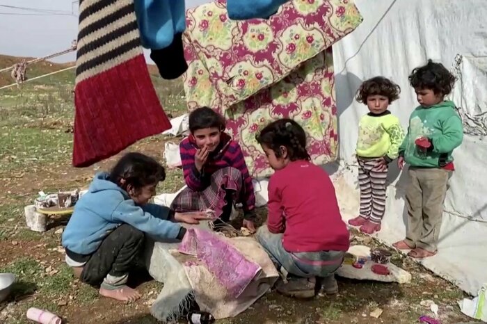 劣悪な環境で暮らすシリア難民の子どもたち