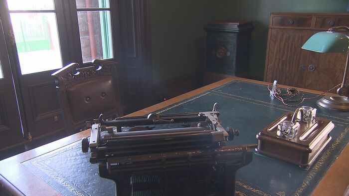 領事事務室（本館1階）