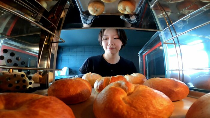 ベーグルを焼く山崎玲菜さん(26)(※さきは立つ崎)