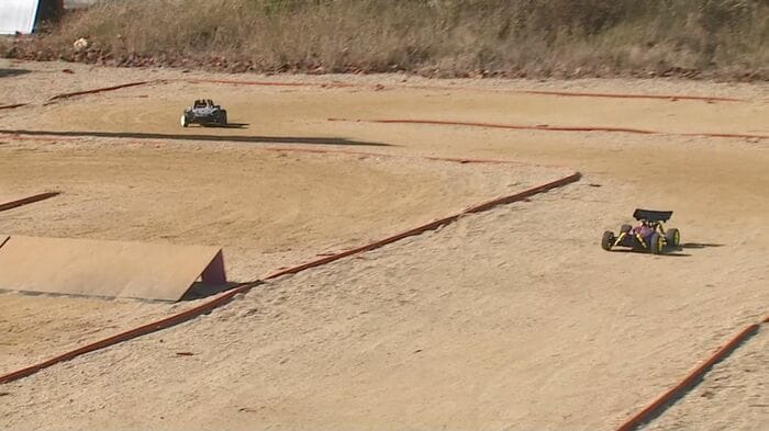 ヘアピンカーブやジャンプ台も設置されたコース