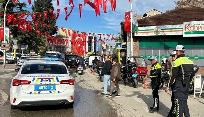 道路にはパトカー、歩道には警察官と警備が強化