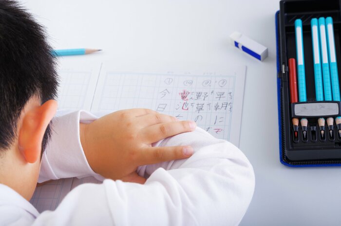 学校や友人関係の話題には注意が必要(画像はイメージ)