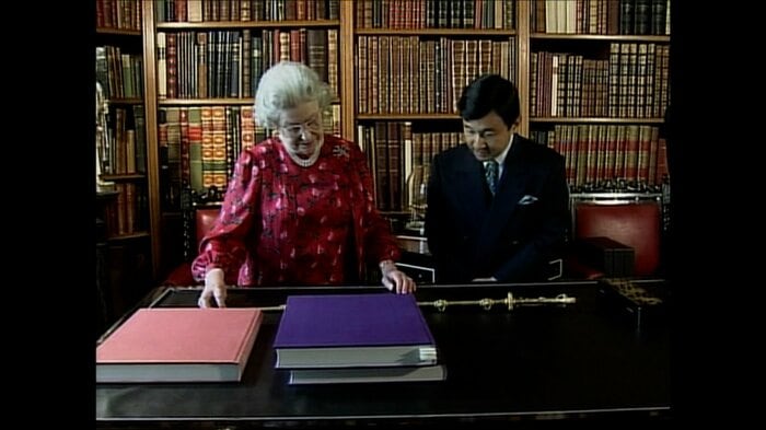 平成13年(2001年)ウィンザー城の図書室で女王から説明を受けられる陛下