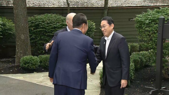 固く握手を交わす尹大統領(左)と岸田首相