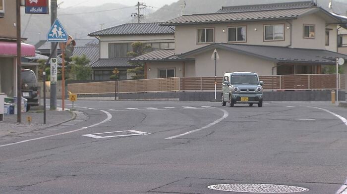 事故が起きた、たい焼き店の前の県道