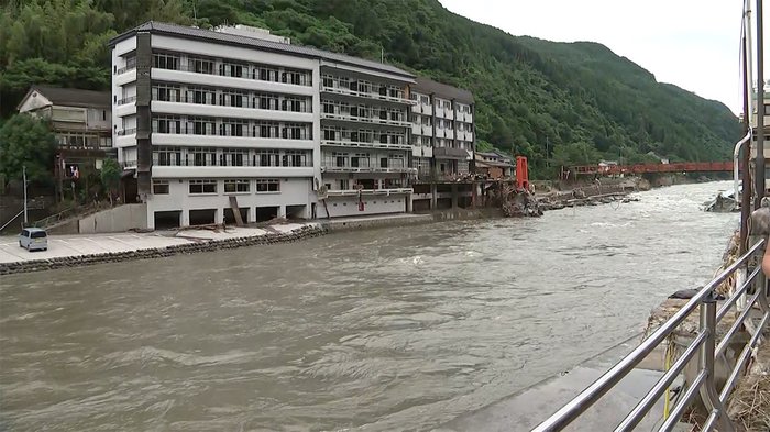 九州 大雨救出続く 老舗温泉街にも土砂が 引き続き警戒を