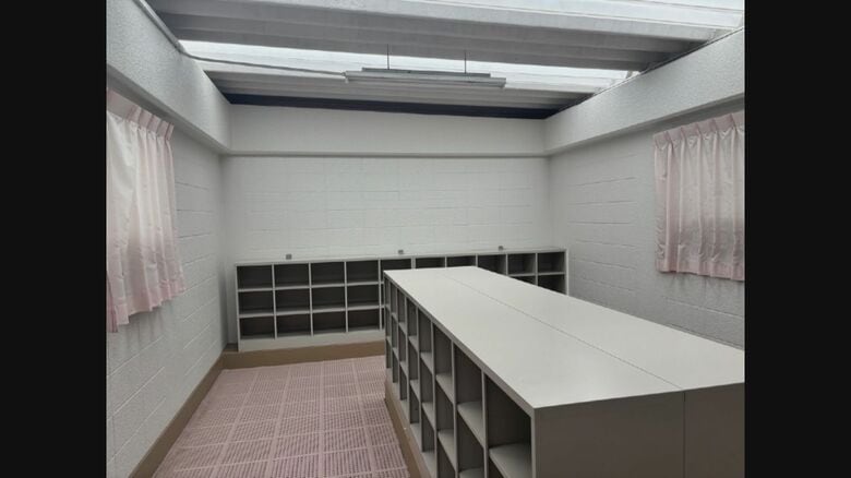 更衣室の隙間からスマホが…水泳の授業終えた女子生徒の着替えを盗撮しようとしたか 中学校の24歳体育教師を逮捕｜FNNプライムオンライン