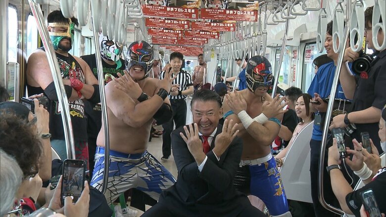 「手すり」で防御!? 真夏の列車がプロレスリングに　“日本一過激”なプロレス集団が見せる熱い戦いにファン歓喜｜FNNプライムオンライン