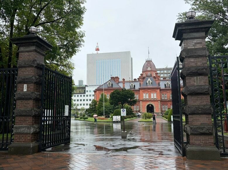 【最新】「刃物を持った男がいる」札幌中心部の観光スポット「赤れんが庁舎」に不審な男の情報…その場で取り押さえられてケガ人の情報なし〈北海道〉｜FNNプライムオンライン