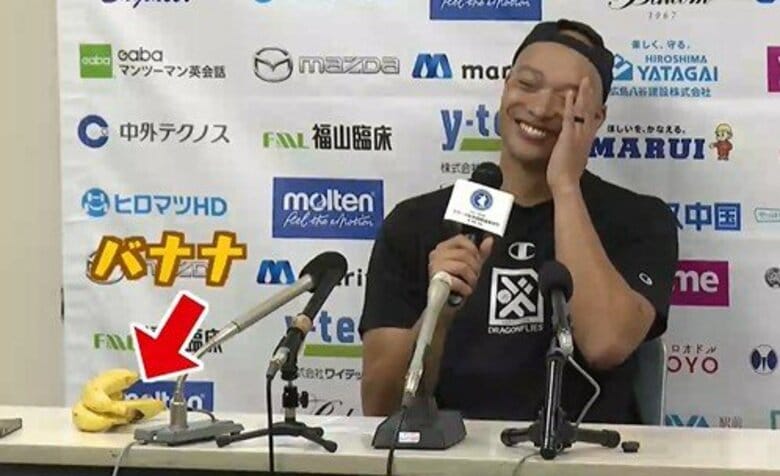「１本食べますか？」広島ドラゴンフライズ　晴山選手がバナナを持って会見「みんなお疲れ！」｜FNNプライムオンライン