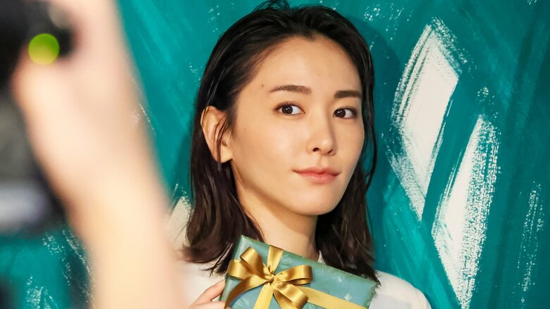 新垣結衣 バレンタインにチョコを贈りたい人は？ ちょっとクールで大人な雰囲気が「全部いい！」｜FNNプライムオンライン
