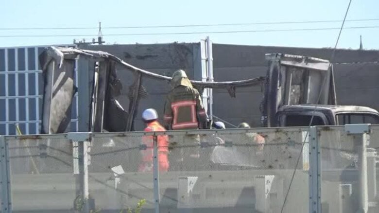 3台が全焼…高速道路のIC付近でトラックが乗用車に衝突するなど6台が絡む事故 運転手の男性2人を搬送｜FNNプライムオンライン