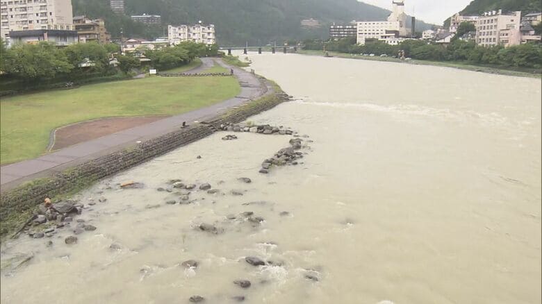 旅行客などへの影響は…下呂市で1カ月分の雨量超える大雨 高速道路も一時ストップ 人気の足湯も閉鎖に｜FNNプライムオンライン