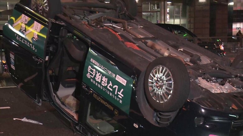 1台はひっくり返り…タクシー同士の衝突事故で女性客3人ケガ　新宿区四谷の交差点で右直事故｜FNNプライムオンライン