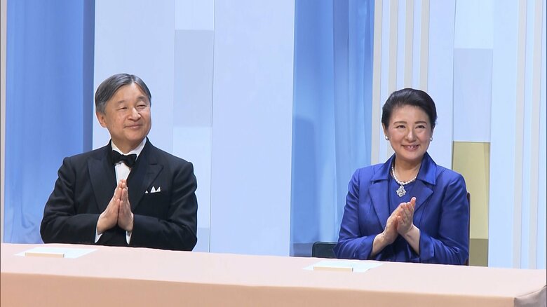 天皇皇后両陛下が「日本国際賞」授賞式に出席　研究者を表彰し拍手で祝福も　タキシードと青のロングドレスの装い｜FNNプライムオンライン