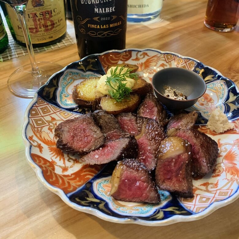 20～50日貯蔵した“熟成肉”が名物…名古屋・鶴舞駅近く『海蛇食堂』黒毛和牛から珍しいクジラ料理まで｜FNNプライムオンライン