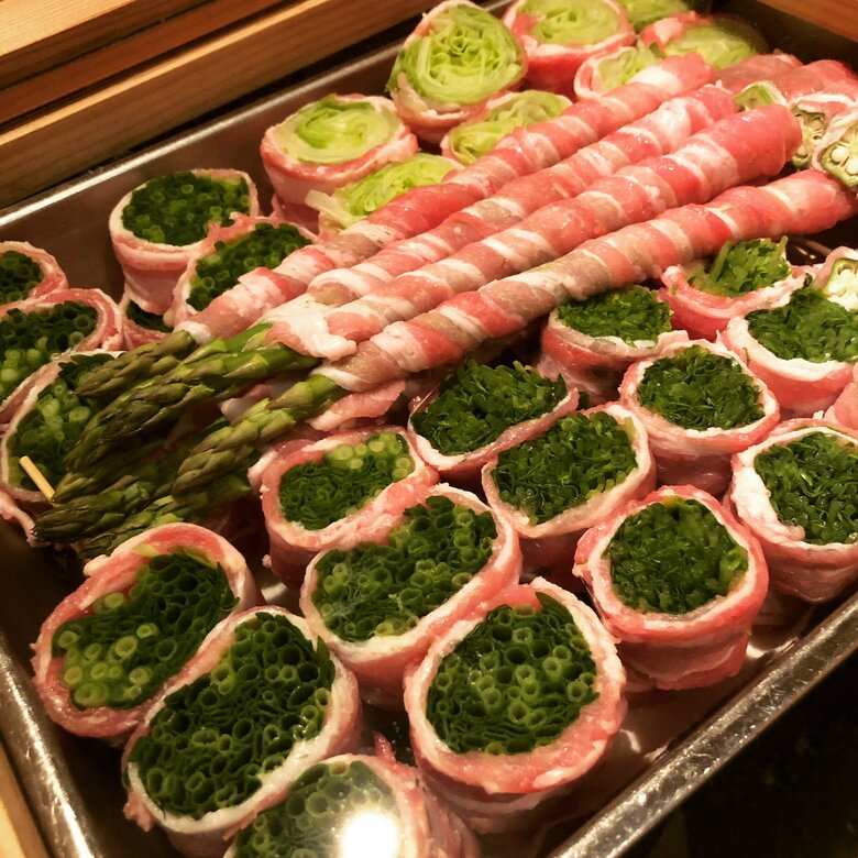 人気メニューの「野菜肉巻き串」(提供:コミナミ商店)