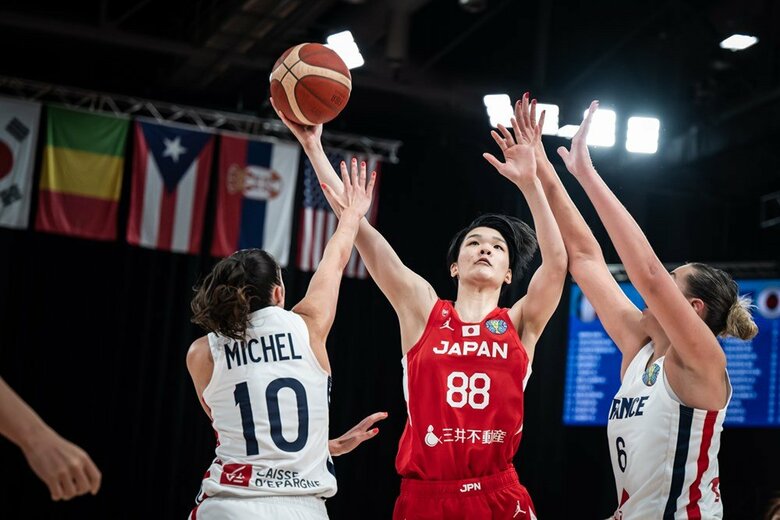 大事な場面でリバウンドが光った赤穂ひまわり選手(C)FIBA