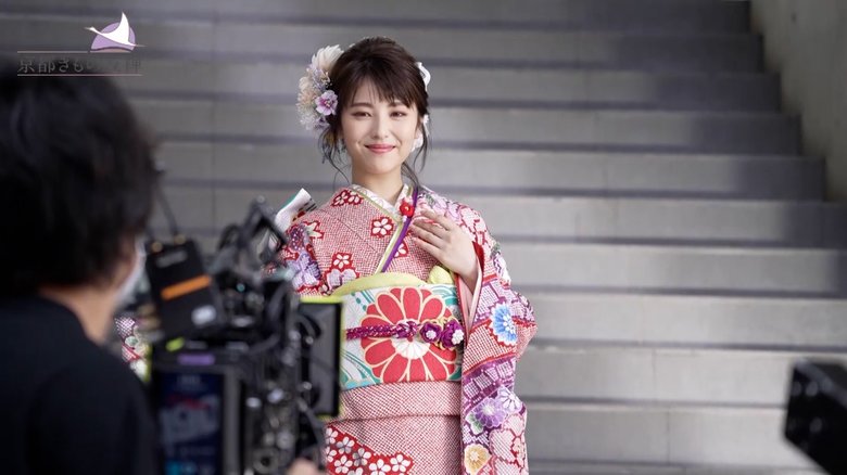花がふんだんにあしらわれた鮮やかな着物
