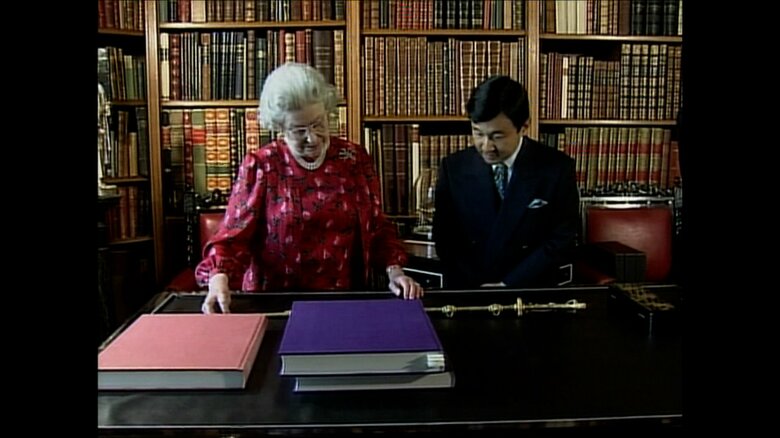 平成13年(2001年)ウィンザー城の図書室で女王から説明を受けられる陛下