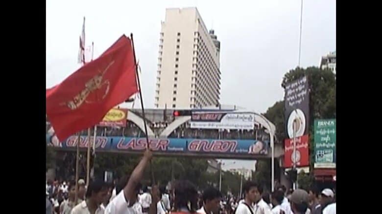 市民が声をあげて旗を掲げ…