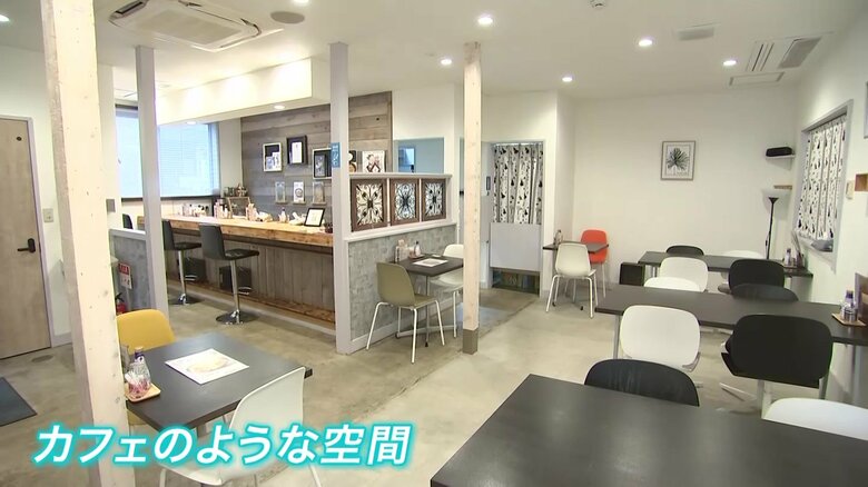 豚汁専門店だが中はカフェのような作りになっている