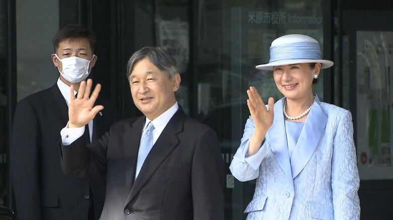 米原市役所でお出迎えに応えられる天皇皇后両陛下