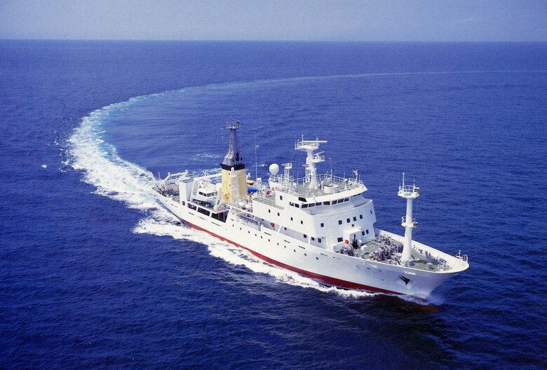 海洋観測船｢啓風丸｣（提供：三井造船）